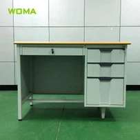 Schreibtisch aus Metall